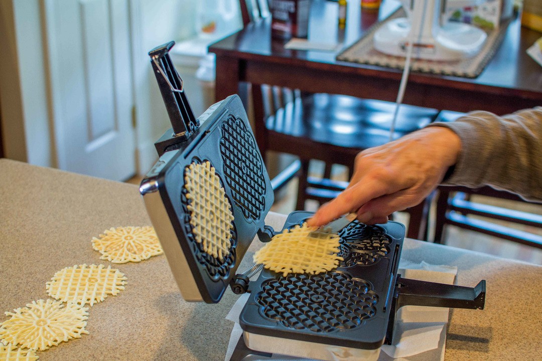 Pizzelle Maker