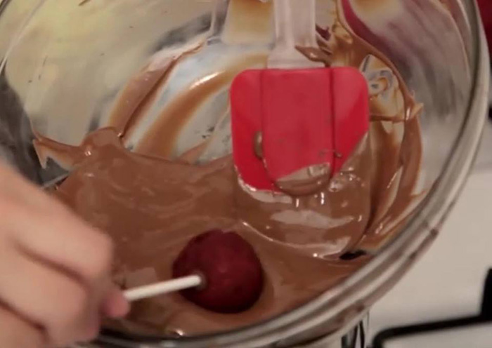 HOW TO MAKE CAKE POPS (RED VELVET)