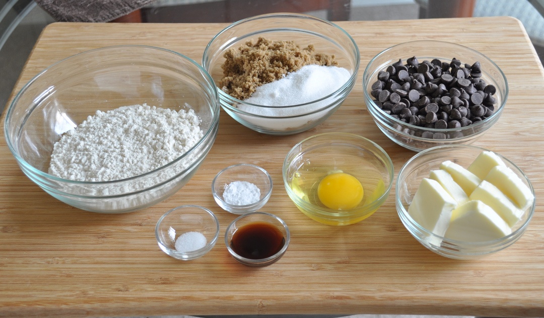 chocolate chip cookie ingredients via The dessert Spot