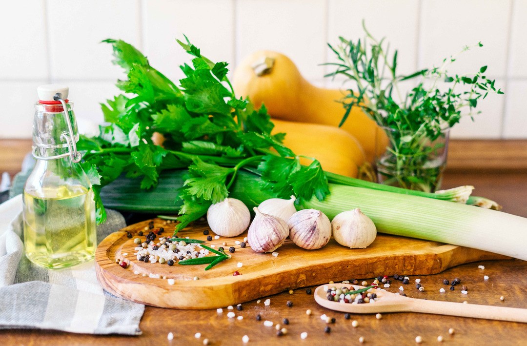 Prepare dishes with garlics